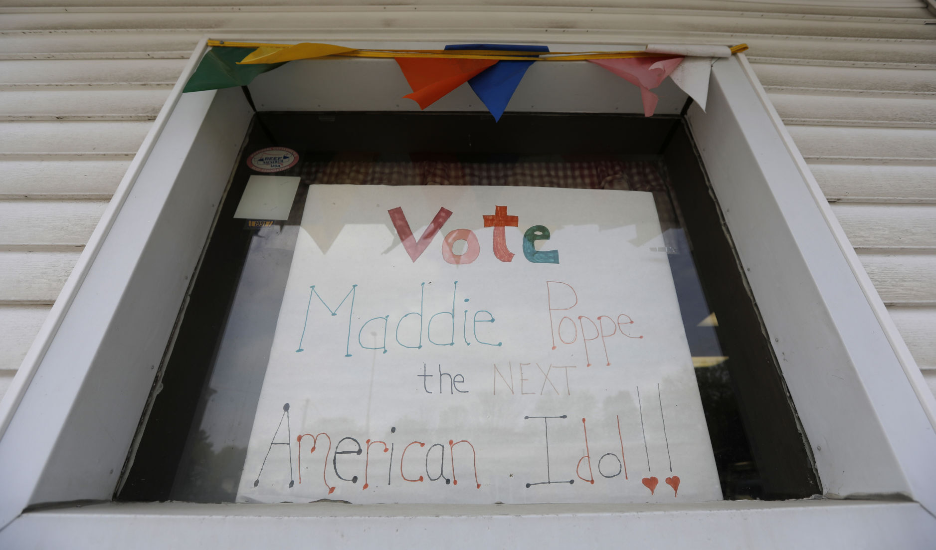 051418mp-Maddie-Poppe-signs-Clarksville-5